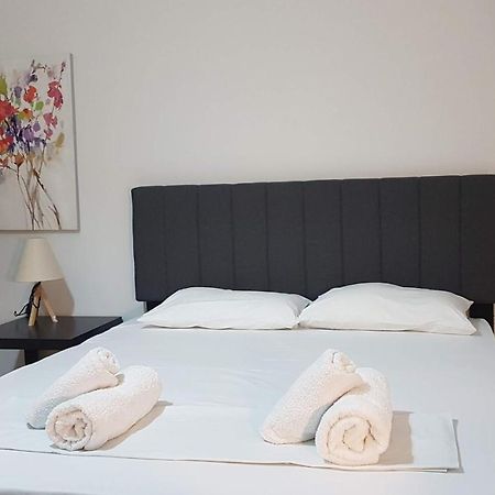 Olive Apartment- Athens Center, 4 Bd, 1.5 Bath Atenas Exterior foto